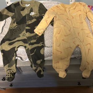 2 piece Nike fleece footies / with hand mittens 6 months